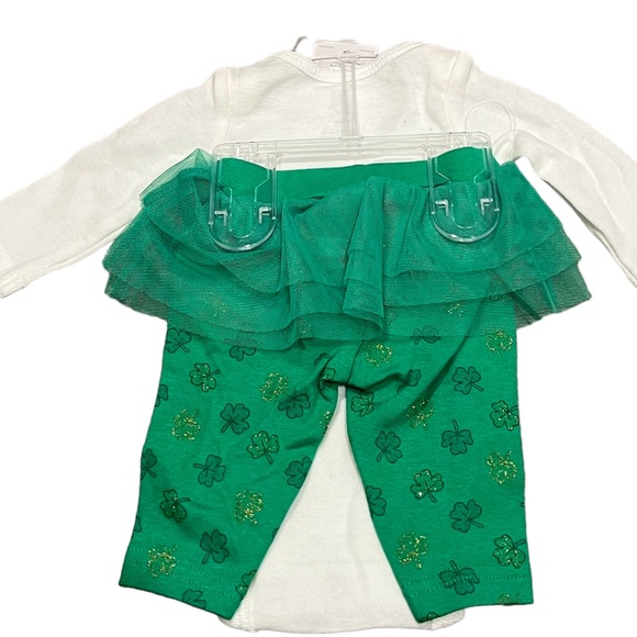 NWT🏷️ Carter’s St. Patrick’s Day “Kiss Me For Luck” Baby Girl’s 2 Piece Set, NB - Picture 2 of 3